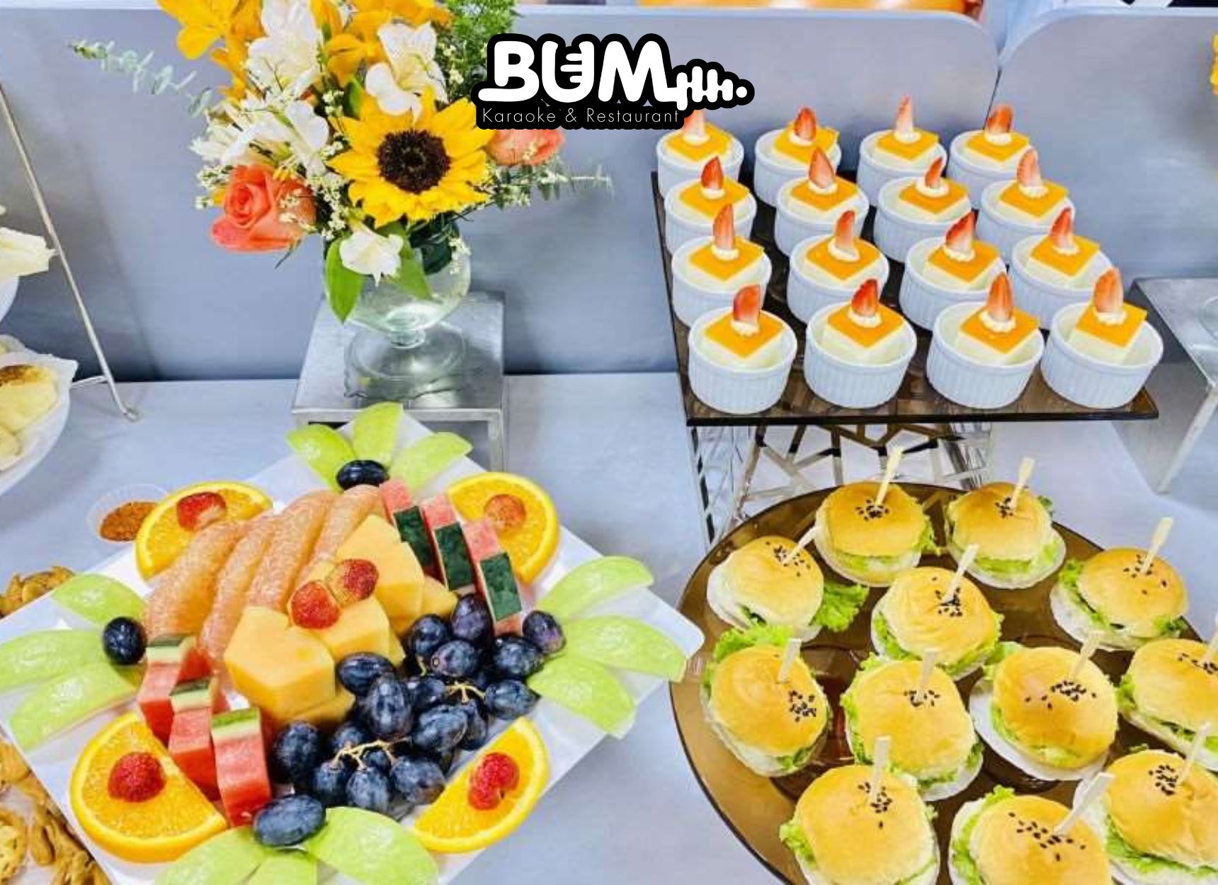Bánh ngọt và trái cây tươi